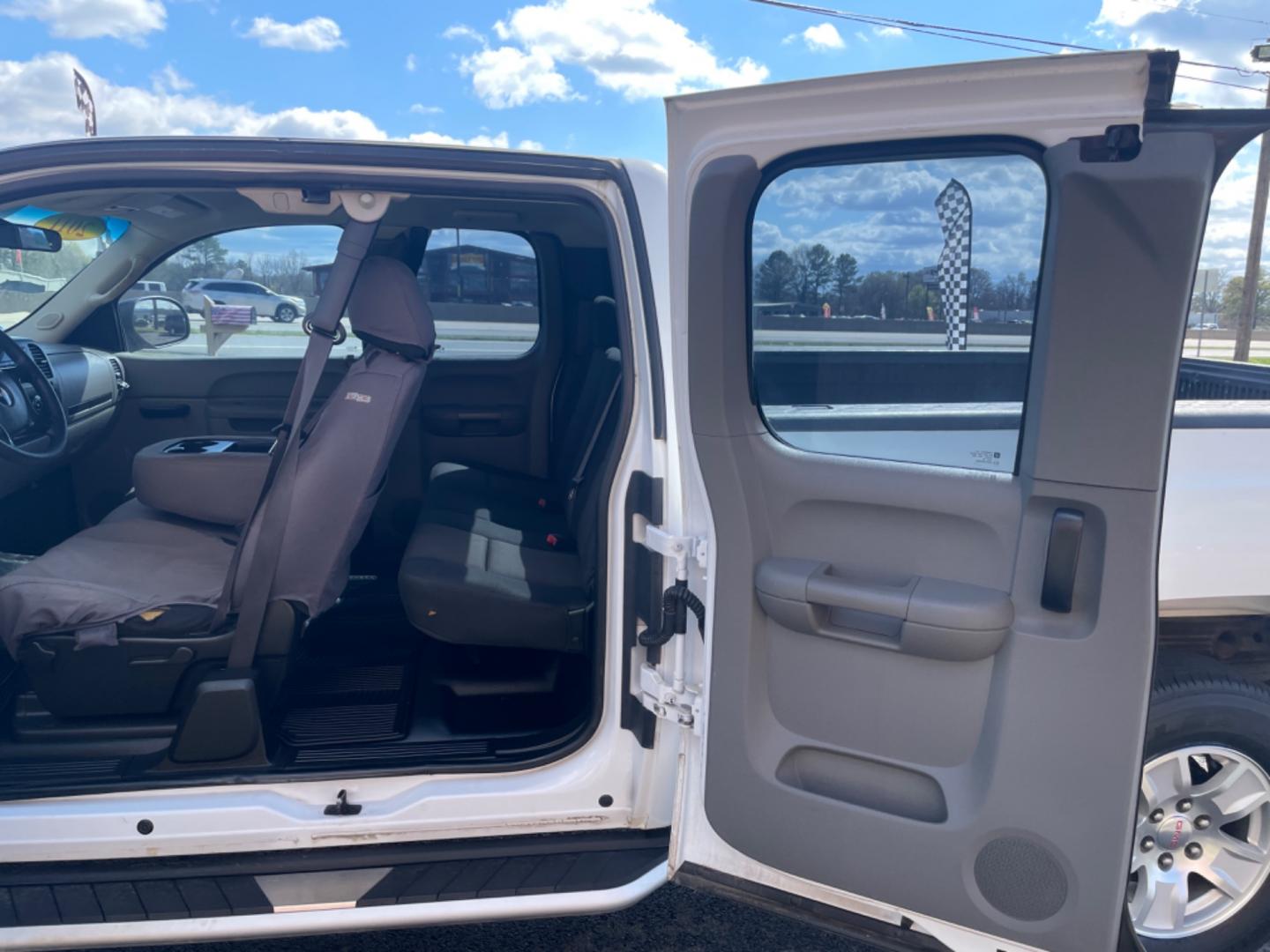 2011 White GMC Sierra 1500 Extended Cab (1GTR1TEX7BZ) with an V6, 4.3 Liter engine, Automatic, 4-Spd w/Overdrive transmission, located at 8008 Warden Rd, Sherwood, AR, 72120, (501) 801-6100, 34.830078, -92.186684 - Photo#10